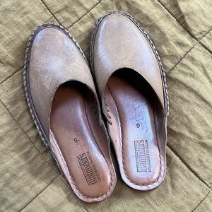 Mohinders Slip On Slides / Size 9